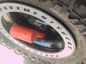 Spreading the rims on a double-beadlocked tire