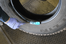 Coating tire beads with tire bead lube.